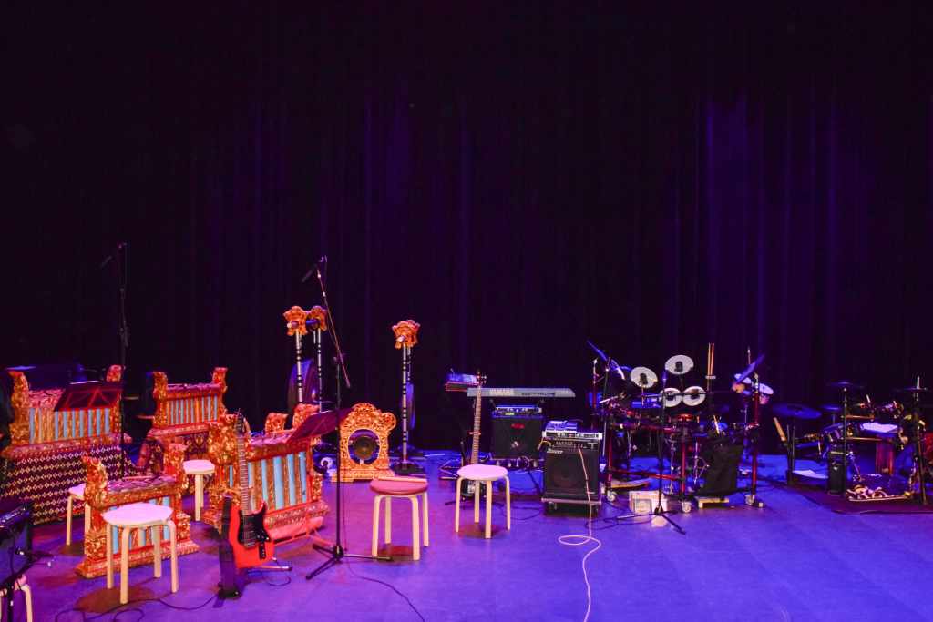 Instrumenten van Gong Tirta op podium.