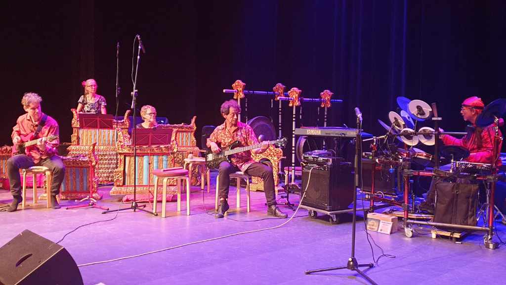 Gong Tirta spelend op een podium.
