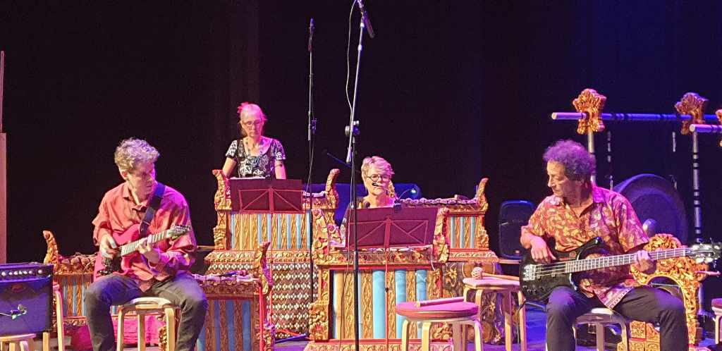 Gong Tirta spelend op een podium.