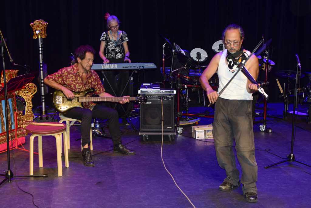 Gong Tirta spelend op een podium.